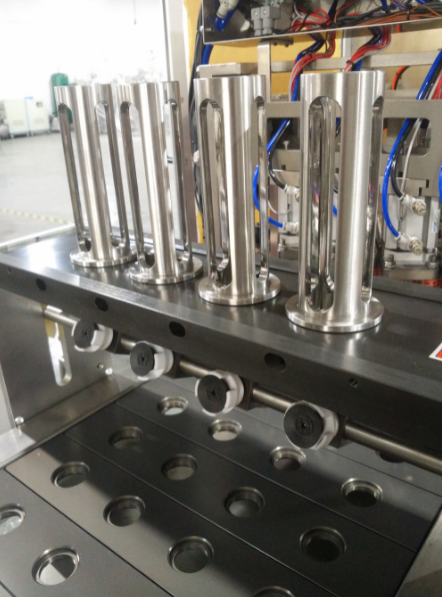 colocando tampas pr&eacute;-cortadas