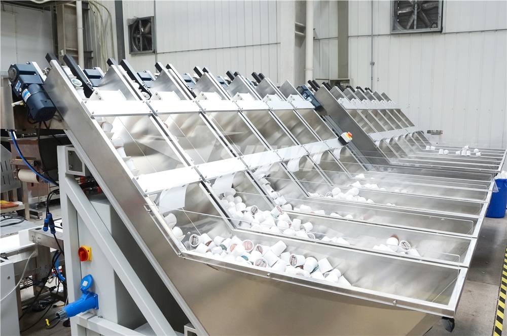 1.-Sistema de alimenta&ccedil;&atilde;o de c&aacute;psulas de caf&eacute; com acabamento autom&aacute;tico